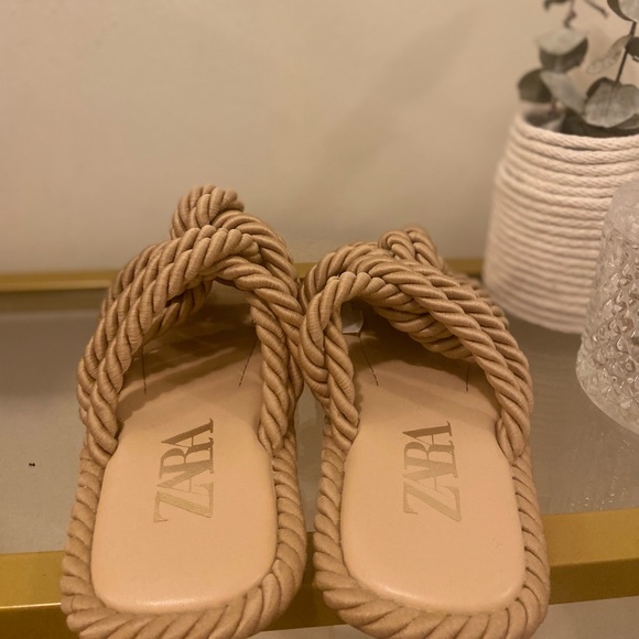 ZARA LOW HEEL KNOTTED SLIDE SANDALS, size
5, colour MINK GRAY - very unique! - Picture 7 of 8